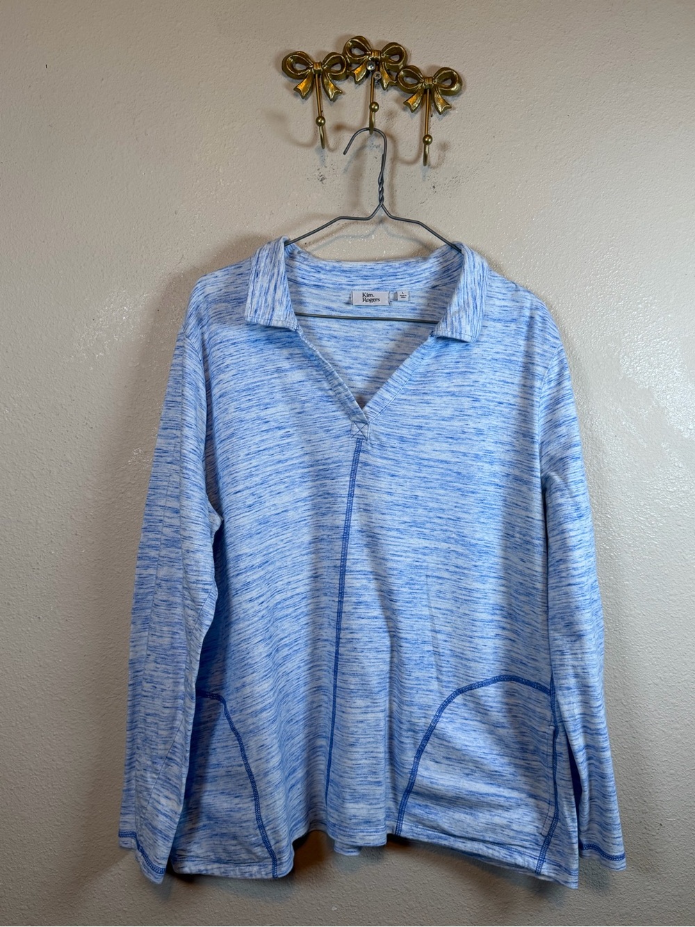 Kim Rogers Heathered Light Blue V-Neck Pullover with oversized pockets. Size L